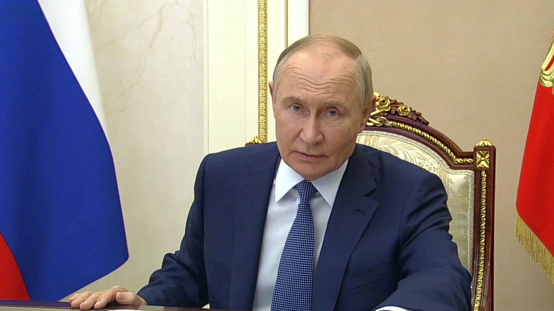 Путин потребовал сохранить социальные гарантии в новом бюджете